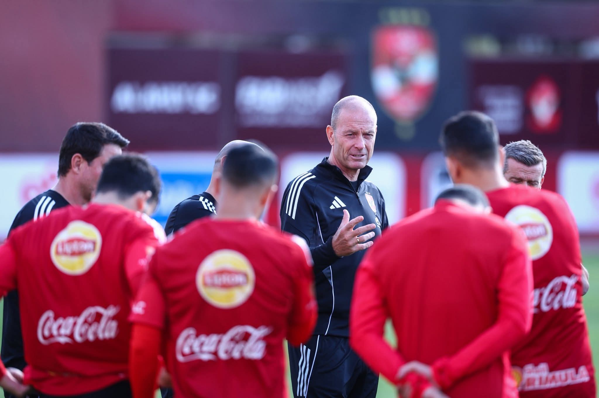 برشلونة يتحرك رسميا لخطف موهبة الأهلي.. عرض مفاجئ لضم نجم الفريق